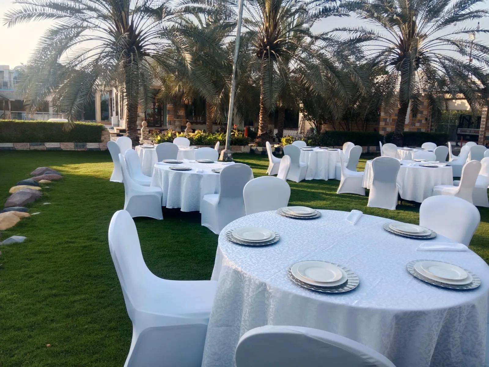 دزات وطاولات عرض بالرياض — صورة من أعمال التنسيق في الرياض